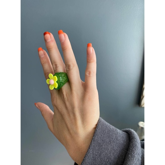 Y2K green sparkly flower ring, 7.5 - Picture 5 of 9